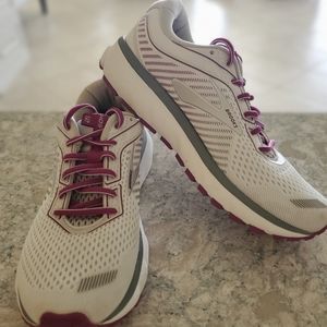 Brooks ghost 12 running/ walking shoes